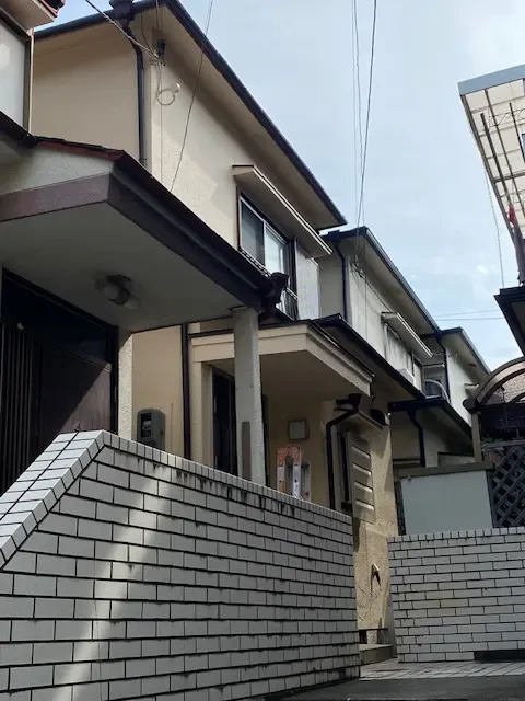 倒壊寸前の建物のイメージ