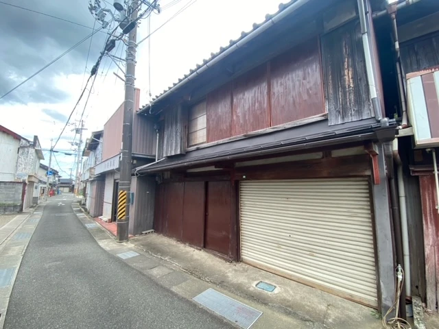 倒壊寸前の建物のイメージ